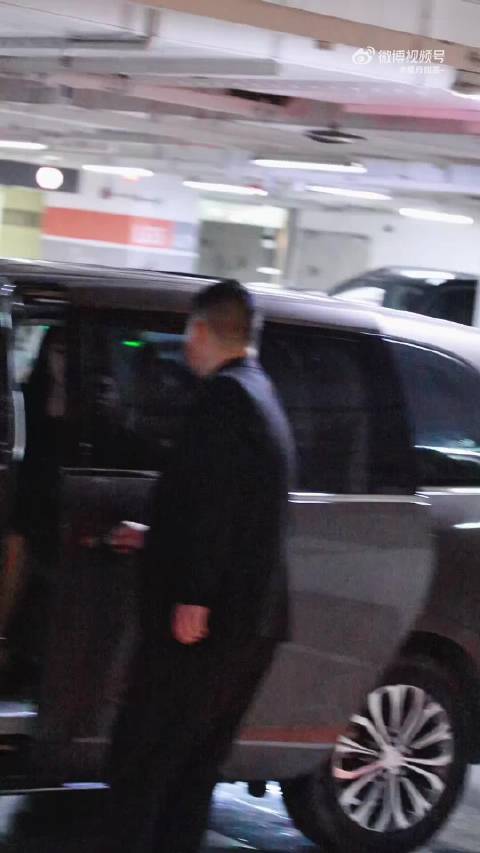 李沁陈昊宇亮相prada活动状态惊艳