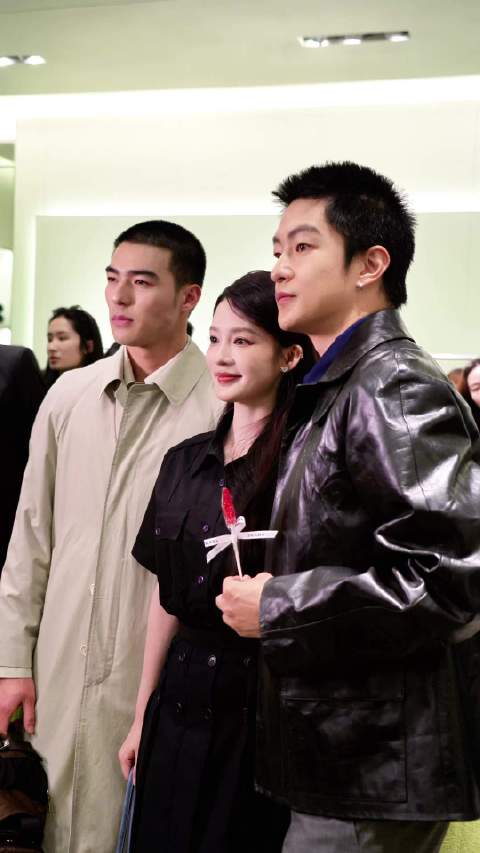 李沁陈昊森屈楚萧亮相成都Prada活动