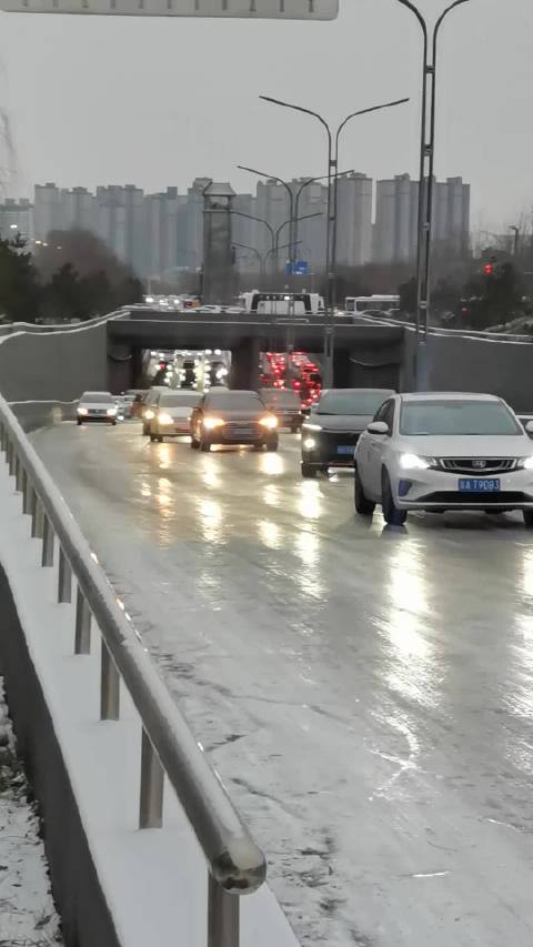 轩逸都上来了，奥迪A6卡那儿了，伤害性不大侮辱性极强