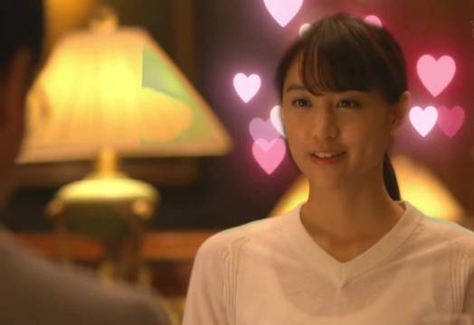 男子戴智能眼镜实施心肺复苏成功救人