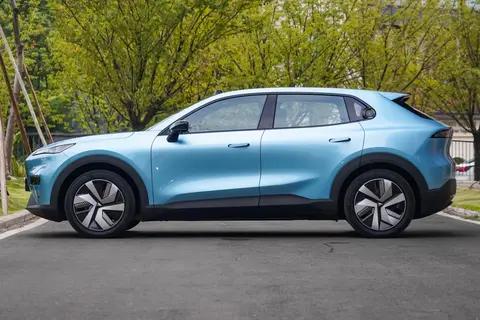 家用紧凑型 SUV 对决：深蓝 S05 与银河 E5 各展所长，谁更得你心？