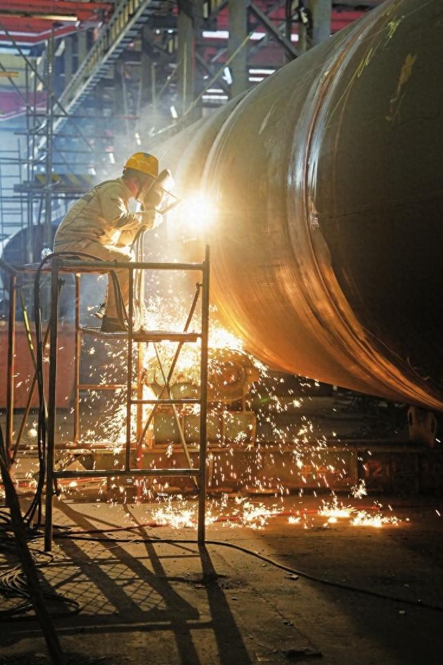 施工人员焊接海上换流站导管架。 陈志军 摄