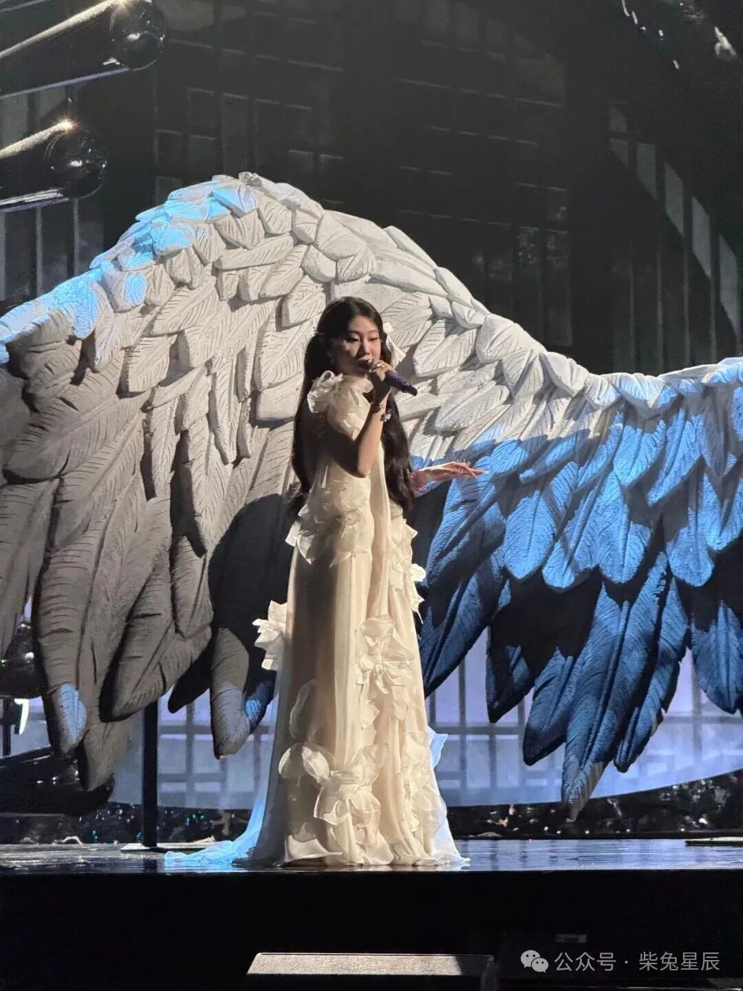 为何沈佳润唱《不染》开口跑调?观众如此包容?