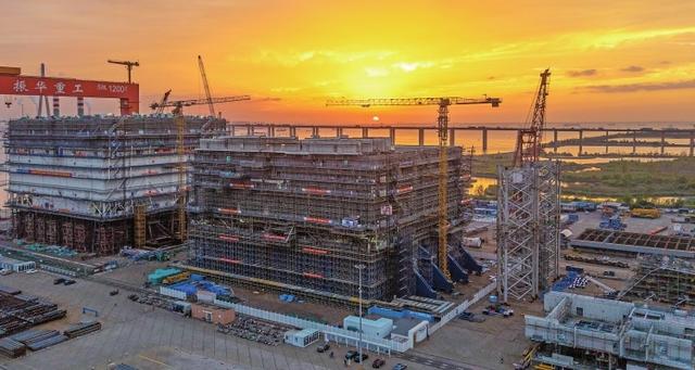 海上换流站是一座7层钢结构平台，总重2.7万吨。 蔡思浩 摄