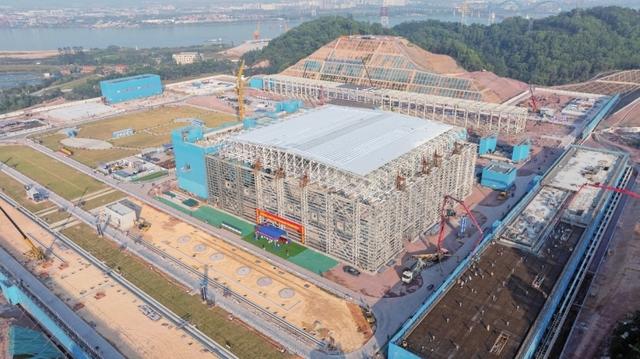 2025年12月18日，500千伏古劳换流站阀厅网架完成提升。 张晓杰 摄