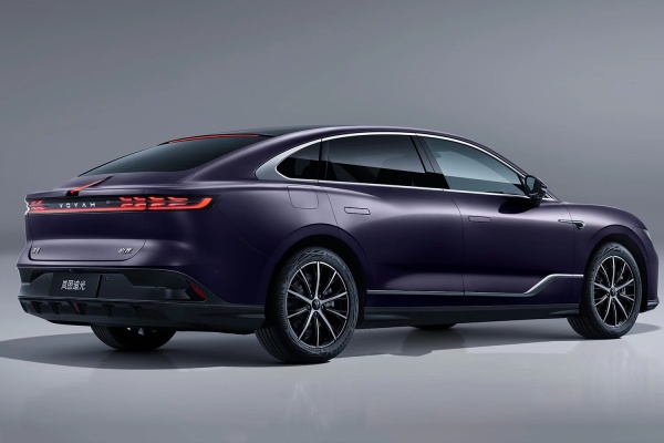 岚图追光根据不同道路运行状况可让发动机与电机采取不同的工作方式