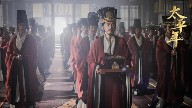 对吴越国的每一个子民来说，他们此生在乱世中的相对幸运，离不开守护太平、在关键时刻做出明智决定的吴越钱氏。《太平年》剧照