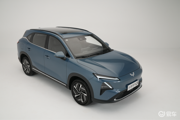 五菱星光S采用了六环高强度钢车身结构