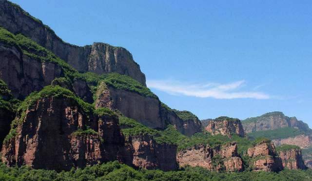 还记得18年前,拿出百万家产,带领全村悬崖修路的当代愚公吗?