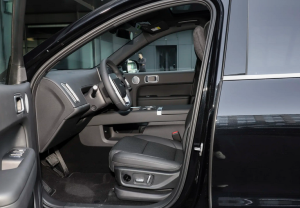 理想L6的空间表现十分出色使得前后排头部空间宽敞