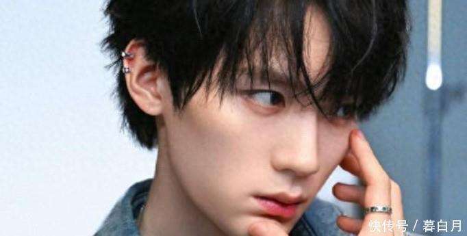 周翊然巴黎大背头造型杀疯!浅灰西装叠穿被赞现偶男主有脸了