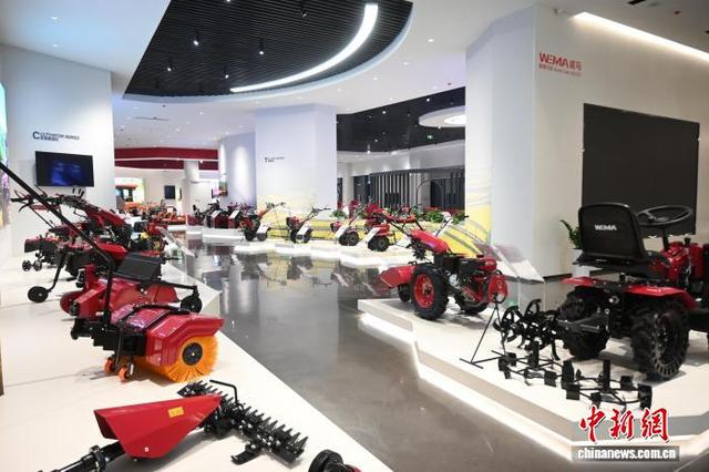图为威马农机股份有限公司展厅内展陈的各类农机产品。张旭 摄