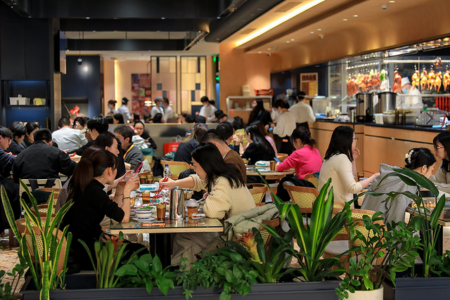 2025年12月10日，上海，商场内餐饮区，用餐的顾客人头攒动。视觉中国 资料图