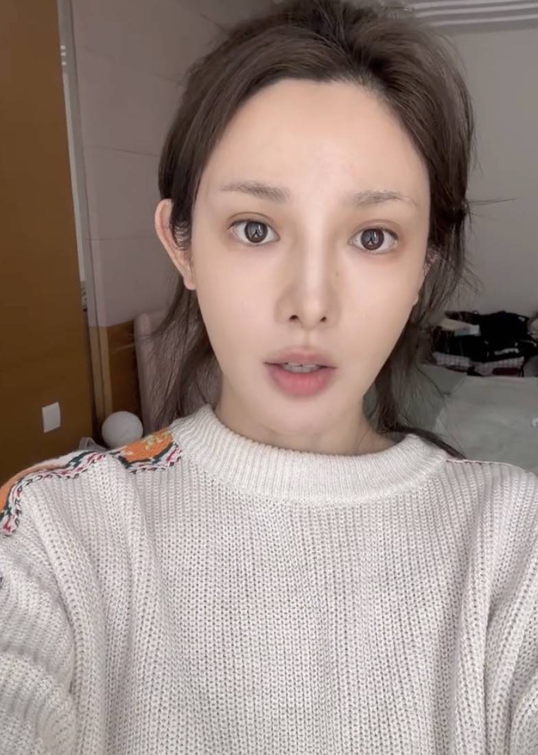 “祝你天天加班”引发热议,演员彭小苒道歉