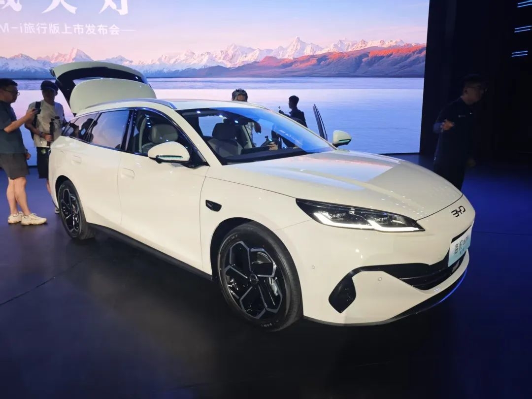 10.98万起！比亚迪海豹06DM-i旅行版，横扫同级
