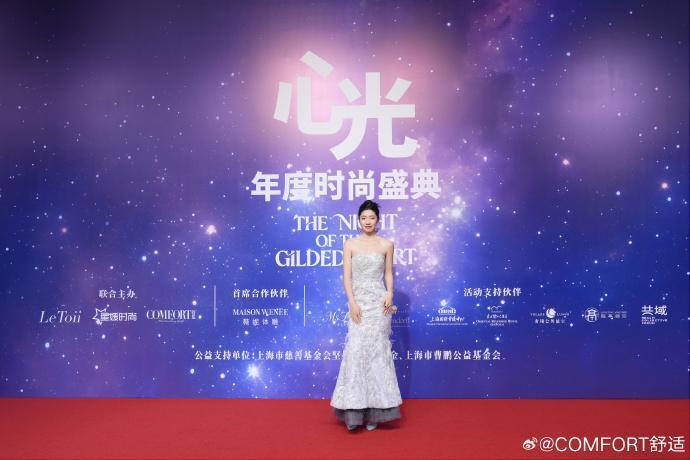 上海红毯生图曝光！何泓姗眼角细纹藏不住，杜若溪脸有点肿胀，保剑锋依旧帅气