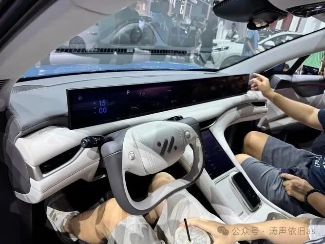 智己LS6内饰大升级!副驾娱乐屏抢先看