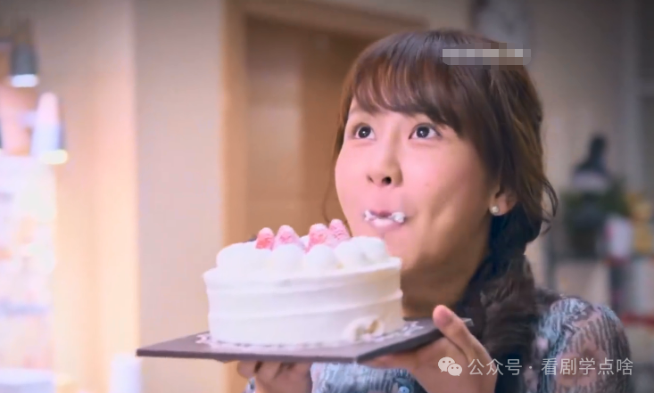 《欢乐颂》里邱莹莹为什么会如此相信白主管,她的“拎不清”和“钝感力”恰恰是二十二楼的稀缺资源