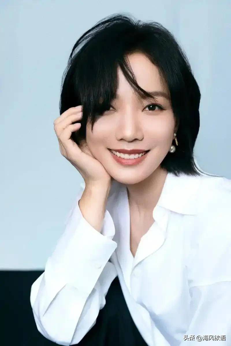 41岁王珞丹不结婚搬进深山，短发眼镜条纹衫造型，美得像大学生