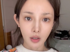 彭小苒回复粉丝“祝你天天加班”引热议,本人次日发视频道歉