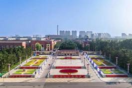 全新J7创领版高端重卡亮相 第900万辆解放卡车出车