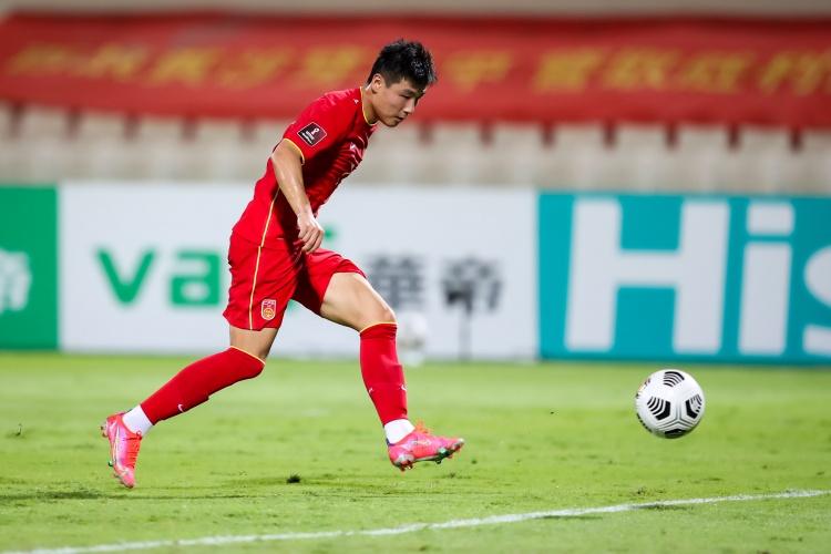 范志毅盛赞武磊：他对自己要求很高未来作用会更大，能踢到35岁