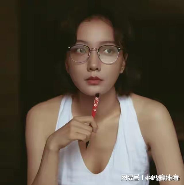 王珞丹假期美照出圈，41岁穿黑色吊带骑行，浑身少年感藏都藏不住