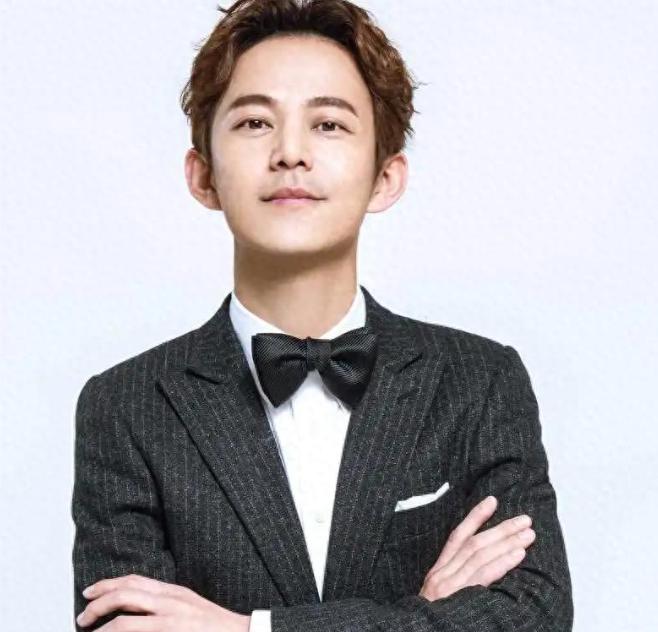 从“快本黏合剂”到“救场扛把子”，何炅如何稳坐C位？