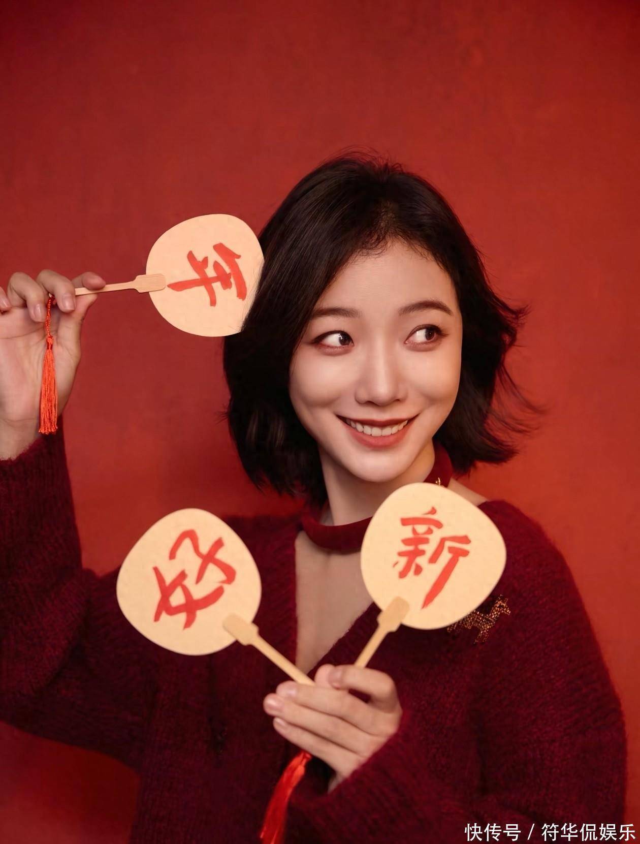 41岁王珞丹最新穿搭：微卷发+红色开衫，喜庆又时尚，嫩得像28岁