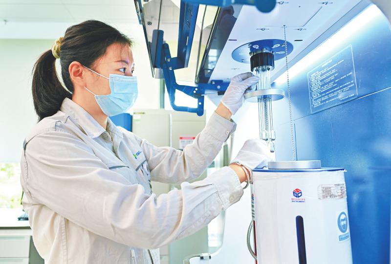 在协鑫锂电研发中心,技术人员正在进行新产品的研发测试。仁寿县委宣传部供图