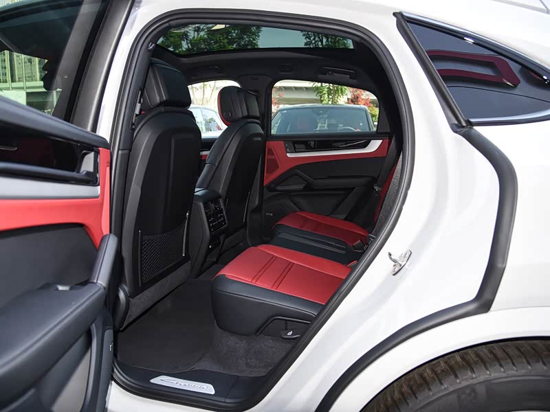 保时捷卡宴的后排腿部空间在同级别车型中宽敞吗?