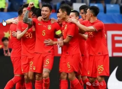 范志毅喊话国足:0比4也要把头抬起来前路充满荆棘,胜负难料。这时,范志毅的声音响起:“就算0比4落后,也不要垂头丧气。”