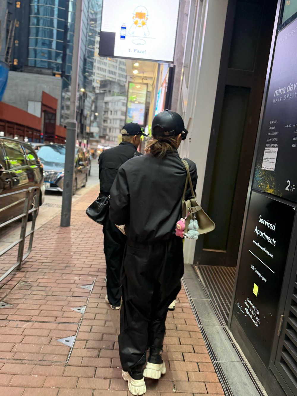 戚薇一家四口逛街被偶遇，李承铉全程主动带娃，模范好老公好爸爸