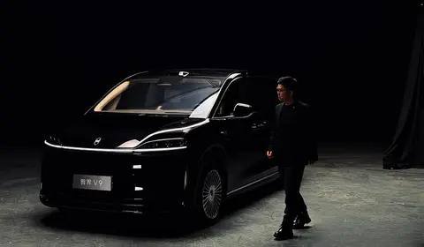 智界V9首秀，50万级MPV，华为智驾+灵活空间