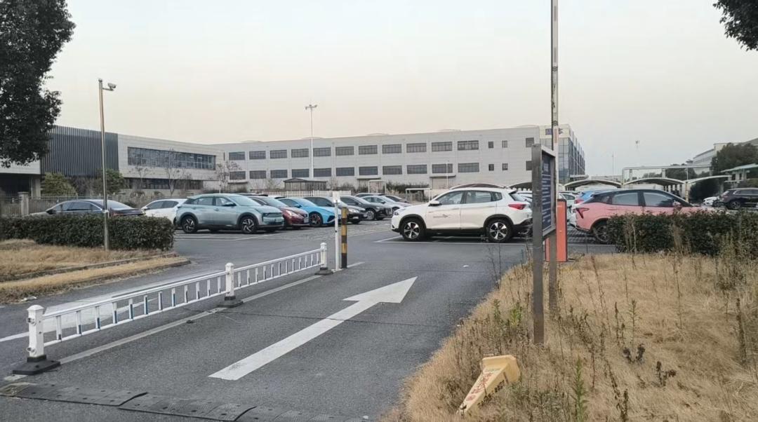 哪吒重整新进展:最迟3月定方案,造车双资质有望保住