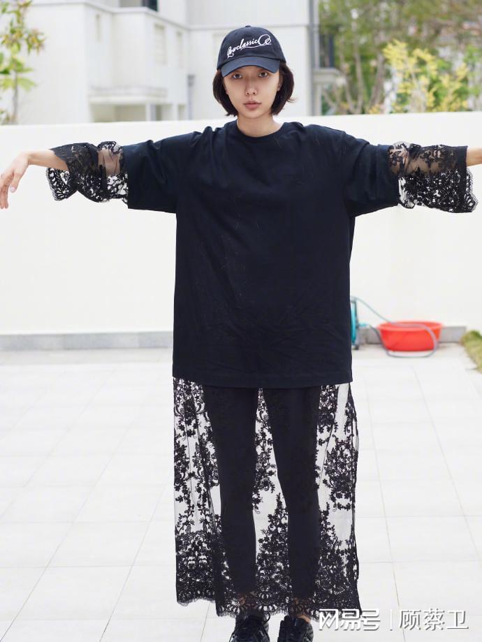 王珞丹晒与姐姐外甥女合照，大小美女扎同款冲天辫，全是高颜值