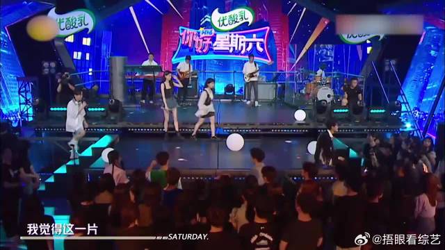 老秦坐在台子上拉票，怎料早已被孙怡捷足先登，尴尬