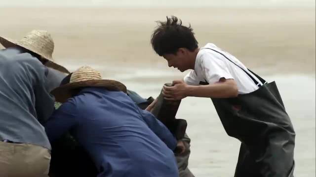 父母爱情：欧阳不敢去见安杰，但在安杰走了之后，划小船偷偷看他