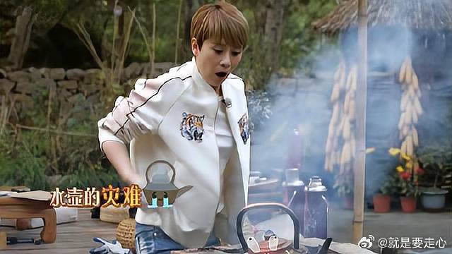 海清想帮忙烧火，却把茶壶掉火炉里，黄磊脸都绿了！