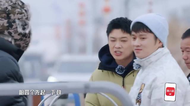 范志毅鹿晗等人抬猪上车，岂料几个人却差点被猪给干翻车，笑不活