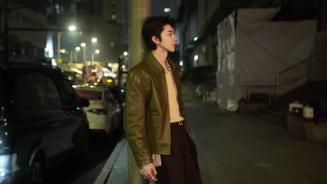 林一穿棕色皮衣漫步重庆街头