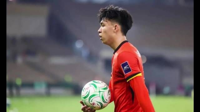 前国足队长李玮峰批评王钰栋表现不佳，期待其26赛季爆发