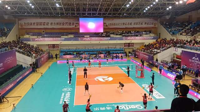河南女排对阵辽宁女排，漯河观众热情助威