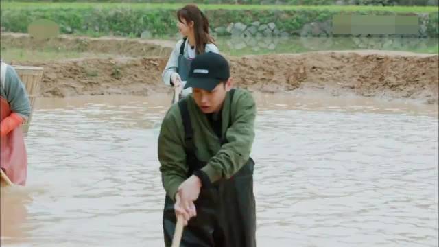 戚薇来蘑菇屋，还带了一包辣椒面来，真的太爱吃辣了