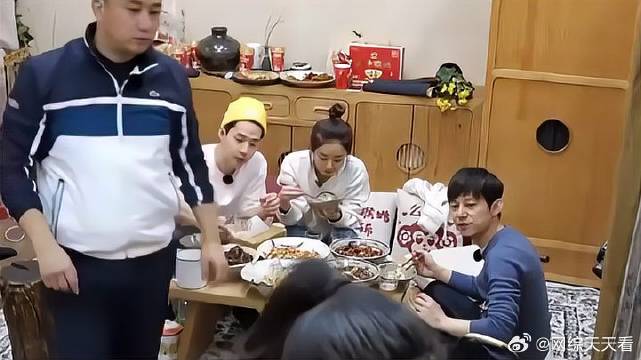 黄磊对谢娜留下阴影，为弥补过错，亲自帮谢娜盛汤！