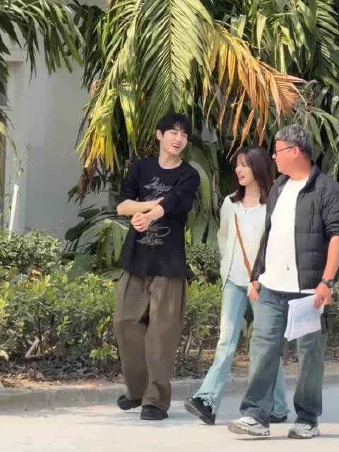 杨超越董思成太阳雨妆造同框路透