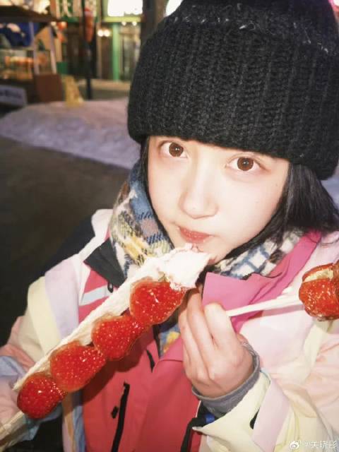 关晓彤在东北零下二十几度的天玩雪吃冰糖葫芦，注意保暖啊晓彤