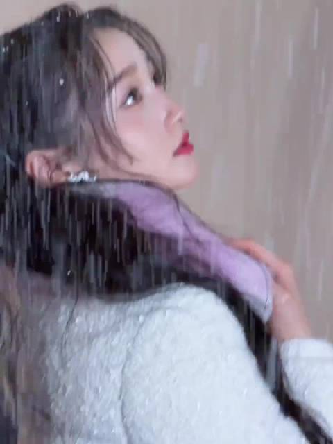 关晓彤东北零下晒照吃冰糖葫芦