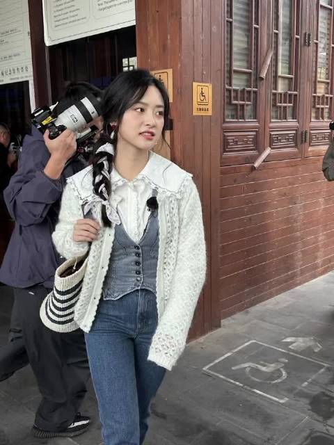 沈月穿上紧身牛仔裤了，真好看