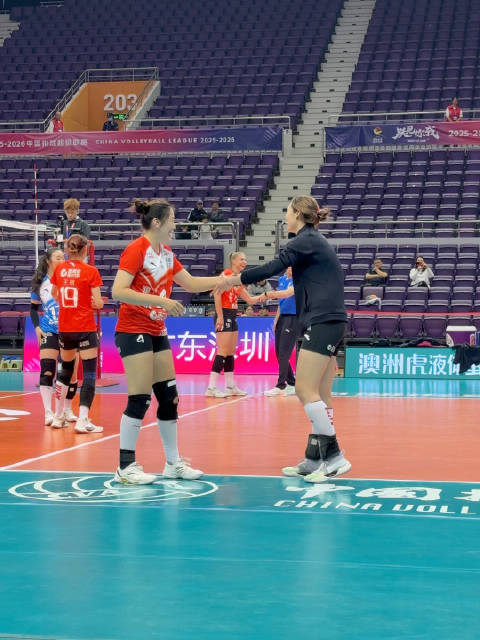 深圳队热身小游戏 王逸凡一拉对方就倒